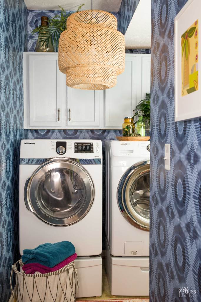 laundry room with washer/dryer and dark blue circled wallpaper